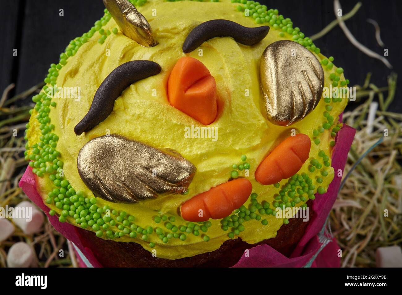 Blancs D œufs Fouettes Jaunes En Forme De Poulet Sur Le Gateau De Paques Photo Stock Alamy