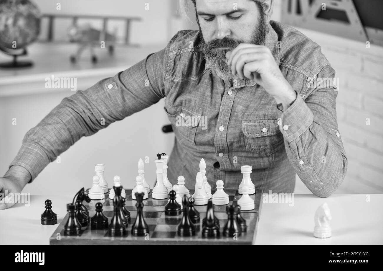 Un mauvais déplacement annule les bons. Leçon d'échecs. Concept de stratégie. Jouer aux échecs. Passe-temps intellectuel. Figures sur un échiquier en bois. Réfléchir à la suite Banque D'Images