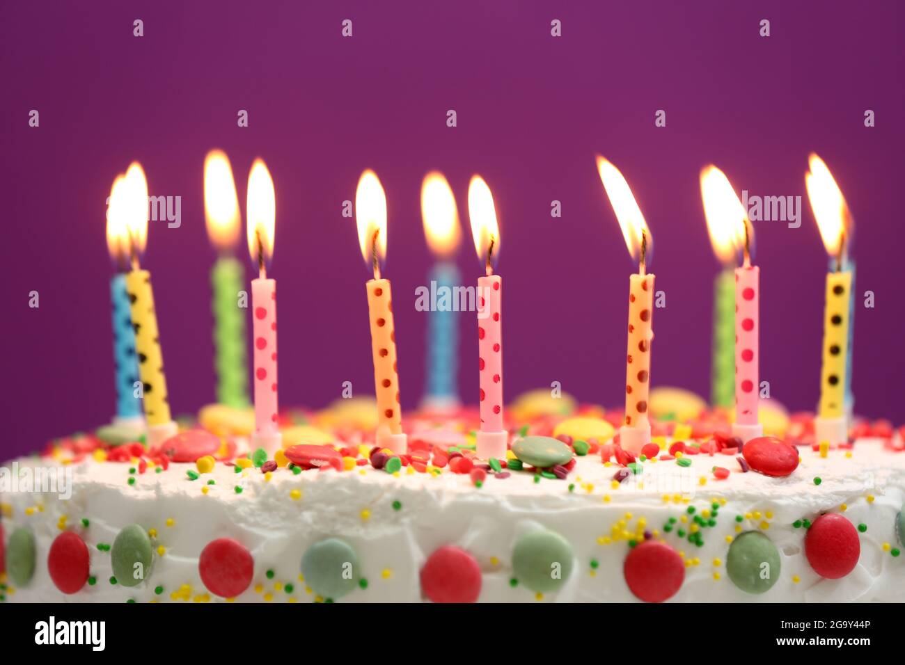 Gateau D Anniversaire Avec Des Bougies Sur Fond Violet Photo Stock Alamy Gateau D Anniversaire Avec Des Bougies Sur Fond Violet Photo Stock Alamy