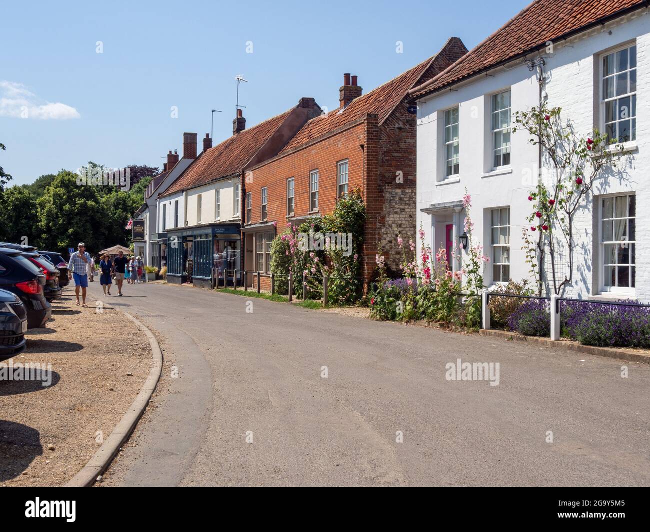 Scène de rue en été dans le joli village de Burnham Market, Norfolk, Royaume-Uni Banque D'Images