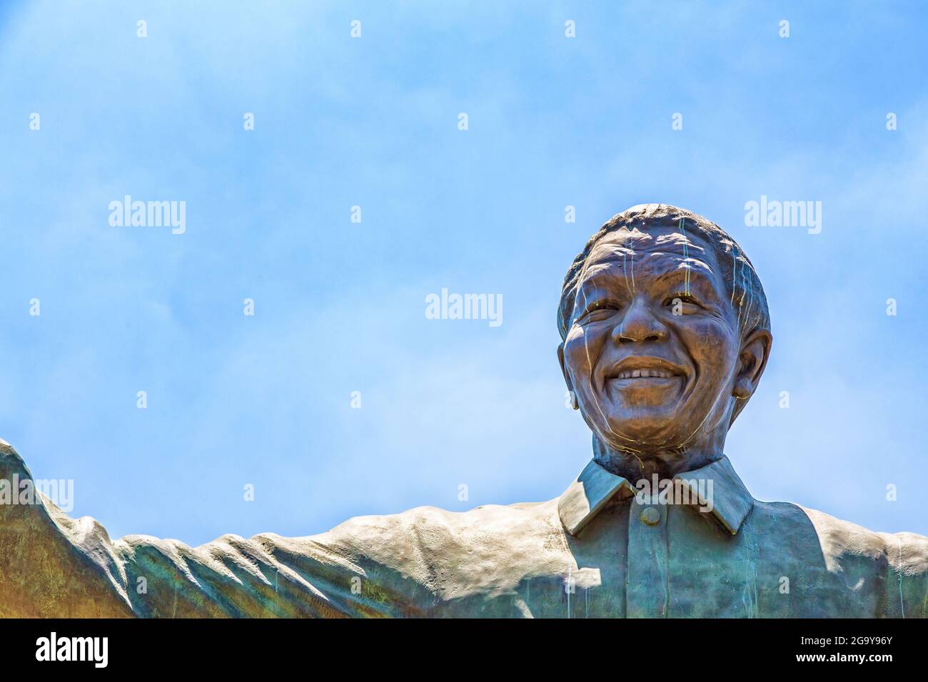 Pretoria, Afrique du Sud - 4 novembre 2016 : statue de bronze géant de Nelson Mandela, ancien président de l'Afrique du Sud et militant anti-apartheid. Fathe Banque D'Images