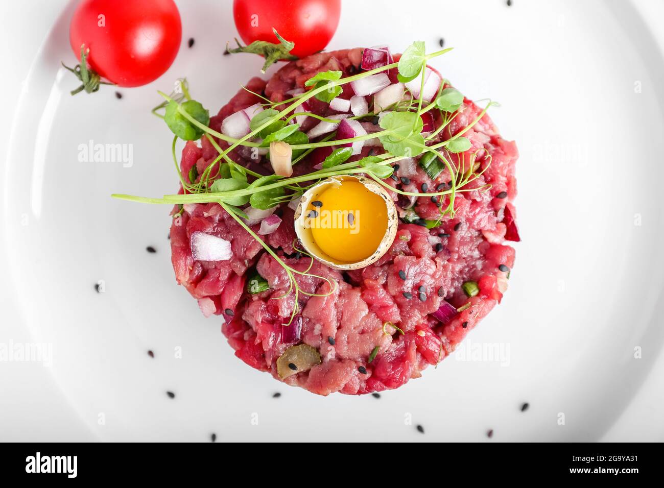 Assiette avec tartare de bœuf savoureuse, gros plan Photo Stock - Alamy
