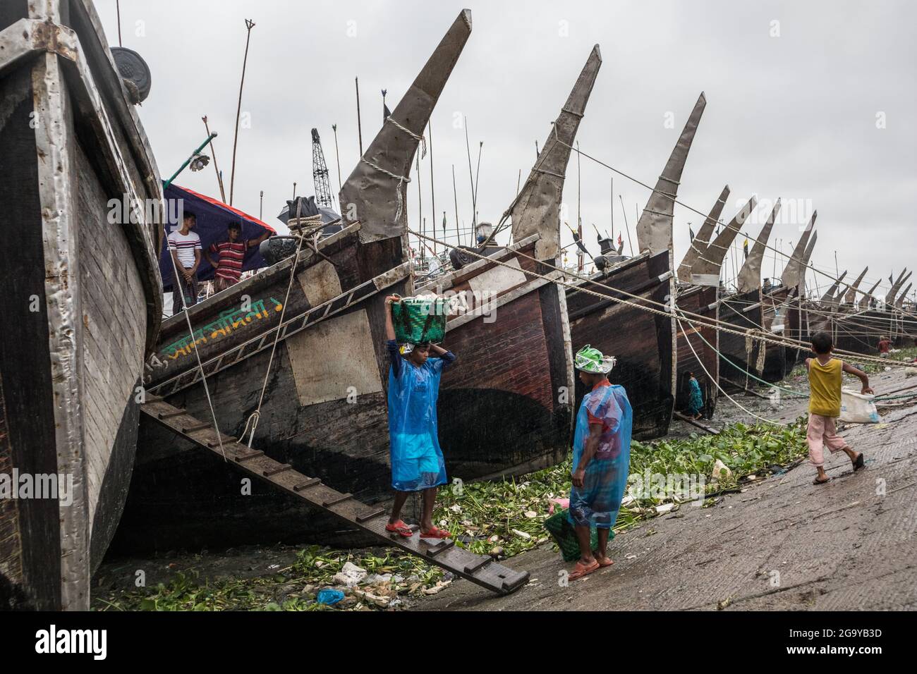 Chittagong, Bangladesh. 27 juillet 2021. Après une interdiction de 65 jours, les pêcheurs ont commencé à pêcher dans la baie du Bengale. Le gouvernement a mis en place la restriction depuis 2015 pour assurer une bonne reproduction. Les pêcheurs de tout le pays se sont aventurés avec leur filet après l'interdiction de 65 jours de prendre Hilsa en mer.ces photos ont été prises dans la région de Fishery Ghat de la ville de Chattogram. (Photo de Shaown Chowdhury/Pacific Press) Credit: Pacific Press Media production Corp./Alay Live News Banque D'Images