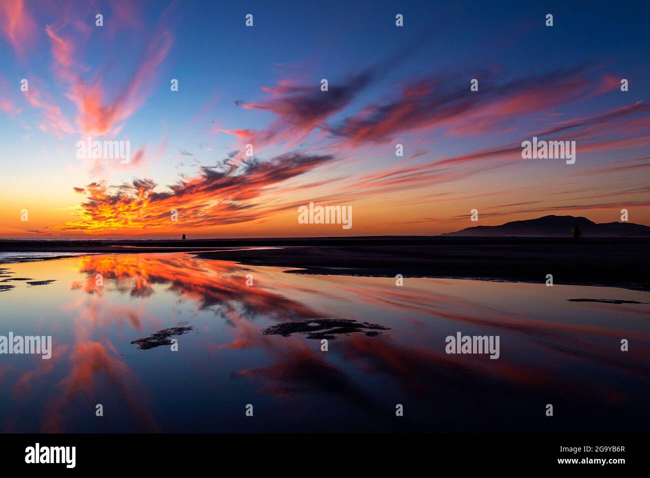 Réflexions de nuages dans la mer au coucher du soleil, plage de Los Lances, Tarifa, province de Cadix, Andalousie, Espagne Banque D'Images