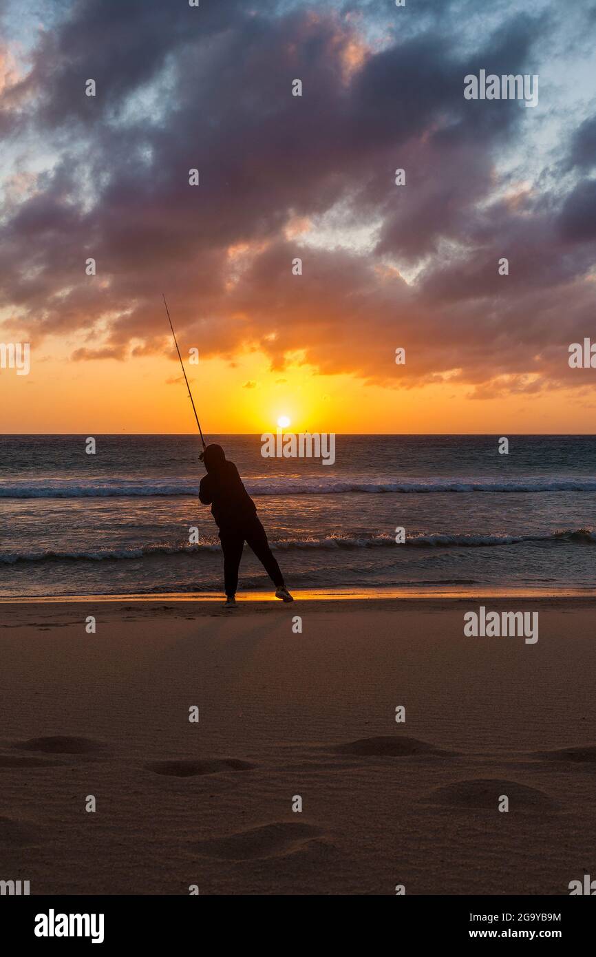 Silhouette d'un homme pêchant au coucher du soleil, plage de Los Lances, Tarifa, province de Cadix, Andalousie, Espagne Banque D'Images