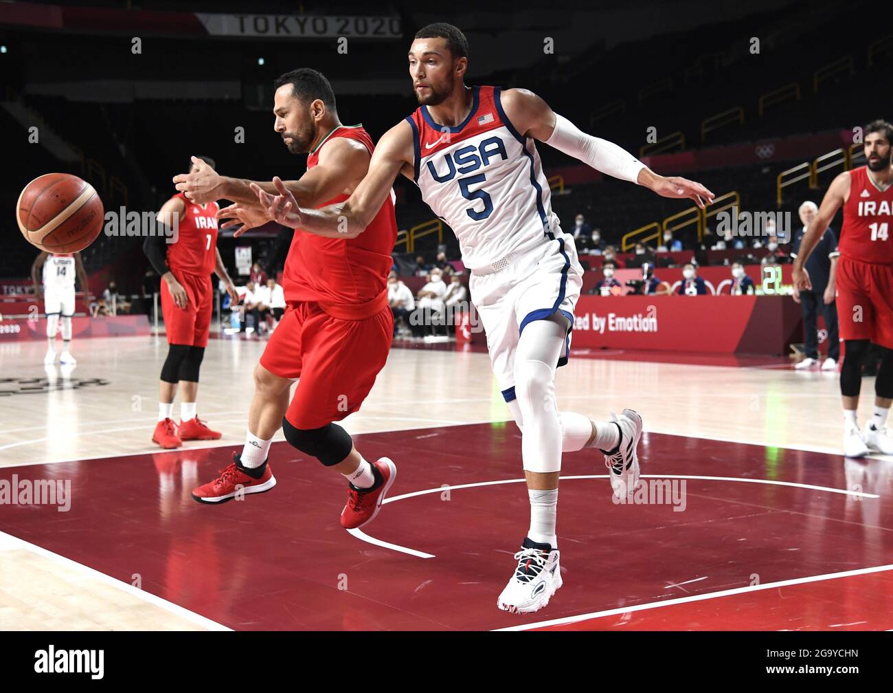 Tokyo, Japon. 28 juillet 2021. Zach Lavine des États-Unis (5) et Saeid Davarpanah de l'Iran se battent pour une balle lâche lors d'un match de basketball masculin aux Jeux Olympiques de Tokyo 2020, le mercredi 28 juillet 2021, à Tokyo, Japon. Les États-Unis ont gagné facilement, 120-66. Photo de Mike Theiler/UPI crédit: UPI/Alay Live News Banque D'Images