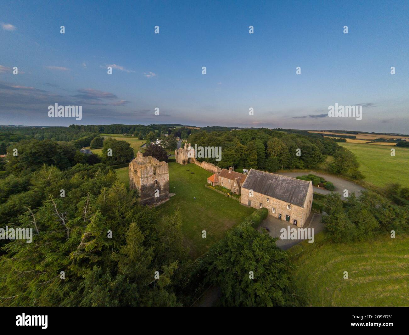 Vue aérienne du château d'Etal et du village au bord de la rivière Till, nord de Northumberland, Angleterre, Royaume-Uni Banque D'Images