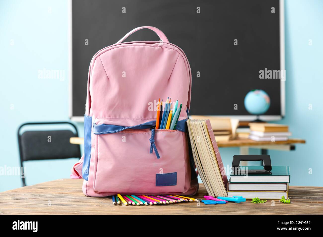 Sac à dos pour l'école avec modèle sur table en classe Photo Stock - Alamy