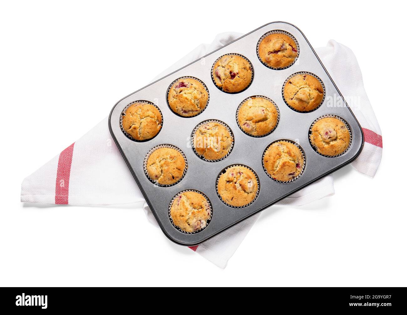 Moule à pâtisserie avec muffins savoureux à la framboise sur fond blanc Banque D'Images