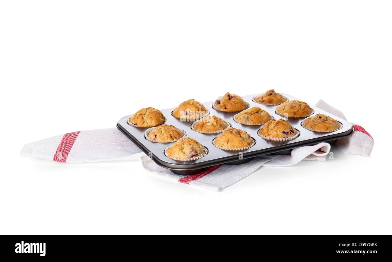 Moule à pâtisserie avec muffins savoureux à la framboise sur fond blanc Banque D'Images