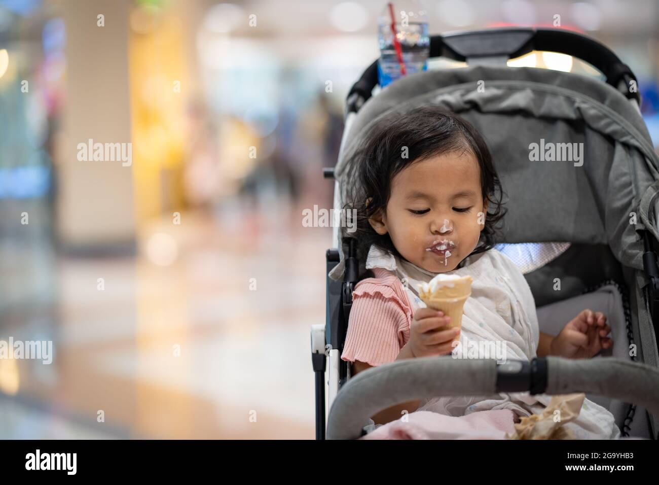 Gros Plan D Une Petite Fille D Asie Du Sud Est Qui Mange Une Glace Photo Stock Alamy Gros Plan D Une Petite Fille D Asie Du Sud Est Qui Mange Une Glace Photo Stock Alamy