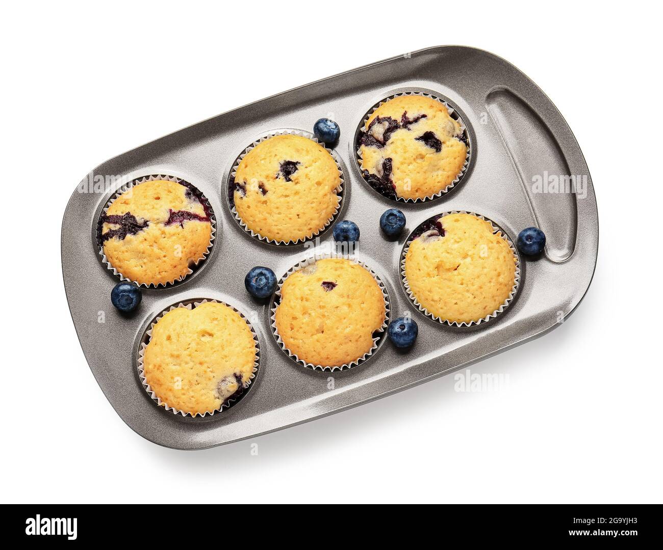 Moule à pâtisserie avec de savoureux muffins aux myrtilles sur fond blanc Banque D'Images