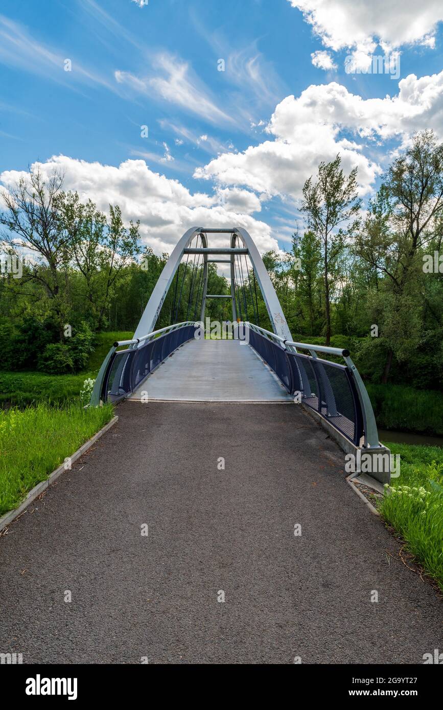 Pont au-dessus de la rivière Lucina près du château de Slezskoostravsky en République tchèque pendant la belle journée de printemps Banque D'Images