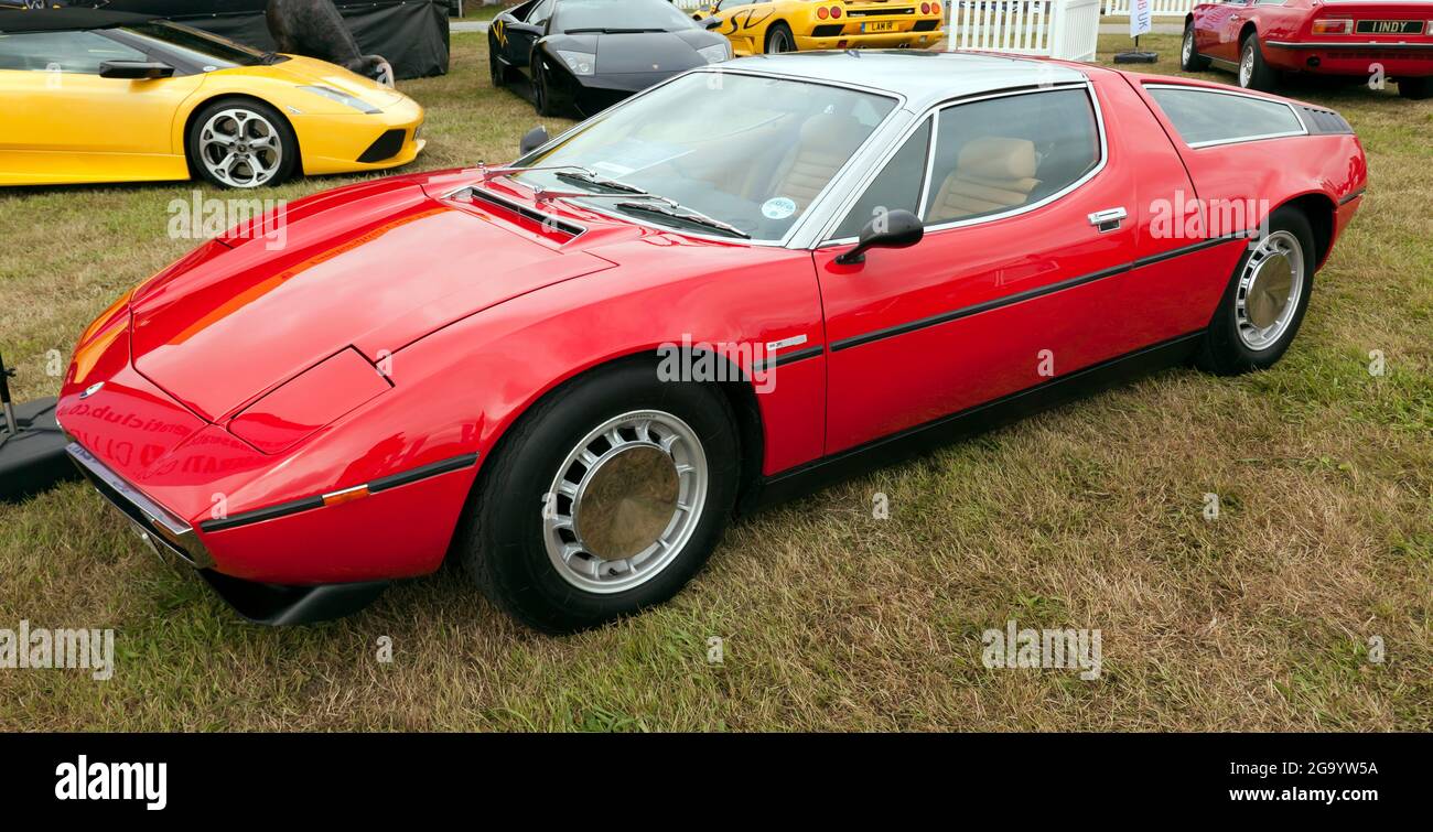 Vue latérale d'un Rouge, 1972 ans, Maserati Bora, exposée au Maserati Club UK Stand, du London Classic car Show 2021 Banque D'Images