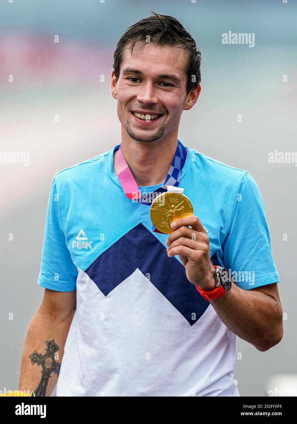 TOKYO, JAPON - 28 JUILLET : Primoz Rogall de Slovénie avec sa médaille de but en compétition sur le procès individuel des hommes pendant les Jeux Olympiques de Tokyo 2020 au circuit international de Fuji le 28 juillet 2021 à Tokyo, Japon (photo de Ronald Hoogendoorn/Orange Pictures) NOCNSF Banque D'Images