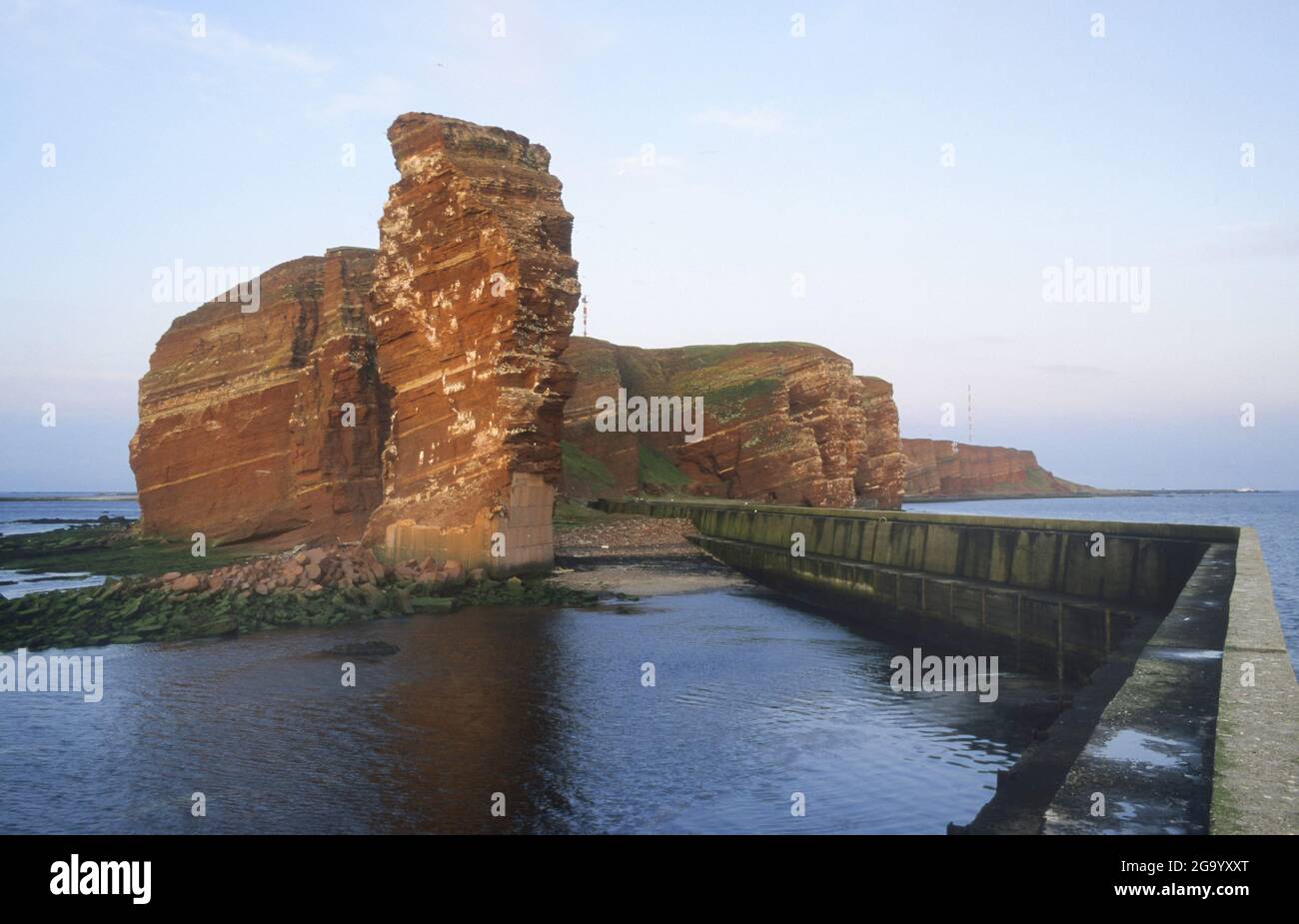 Lange Anne et les falaises d'Helgoland, Allemagne, Schleswig-Holstein, Helgoland Banque D'Images
