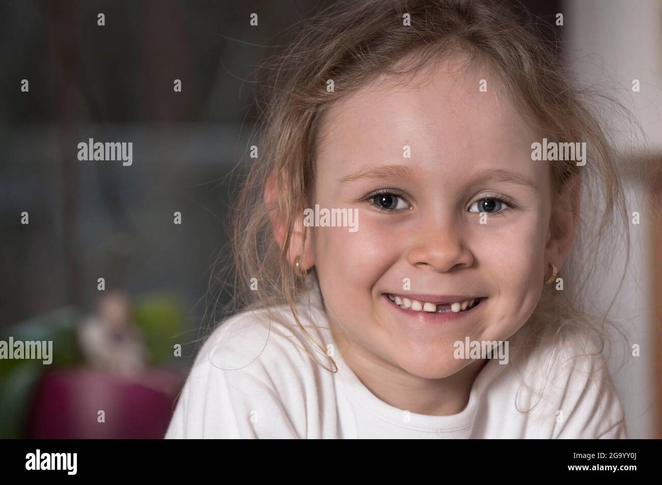 petite fille avec un écart de dent, portrait Banque D'Images