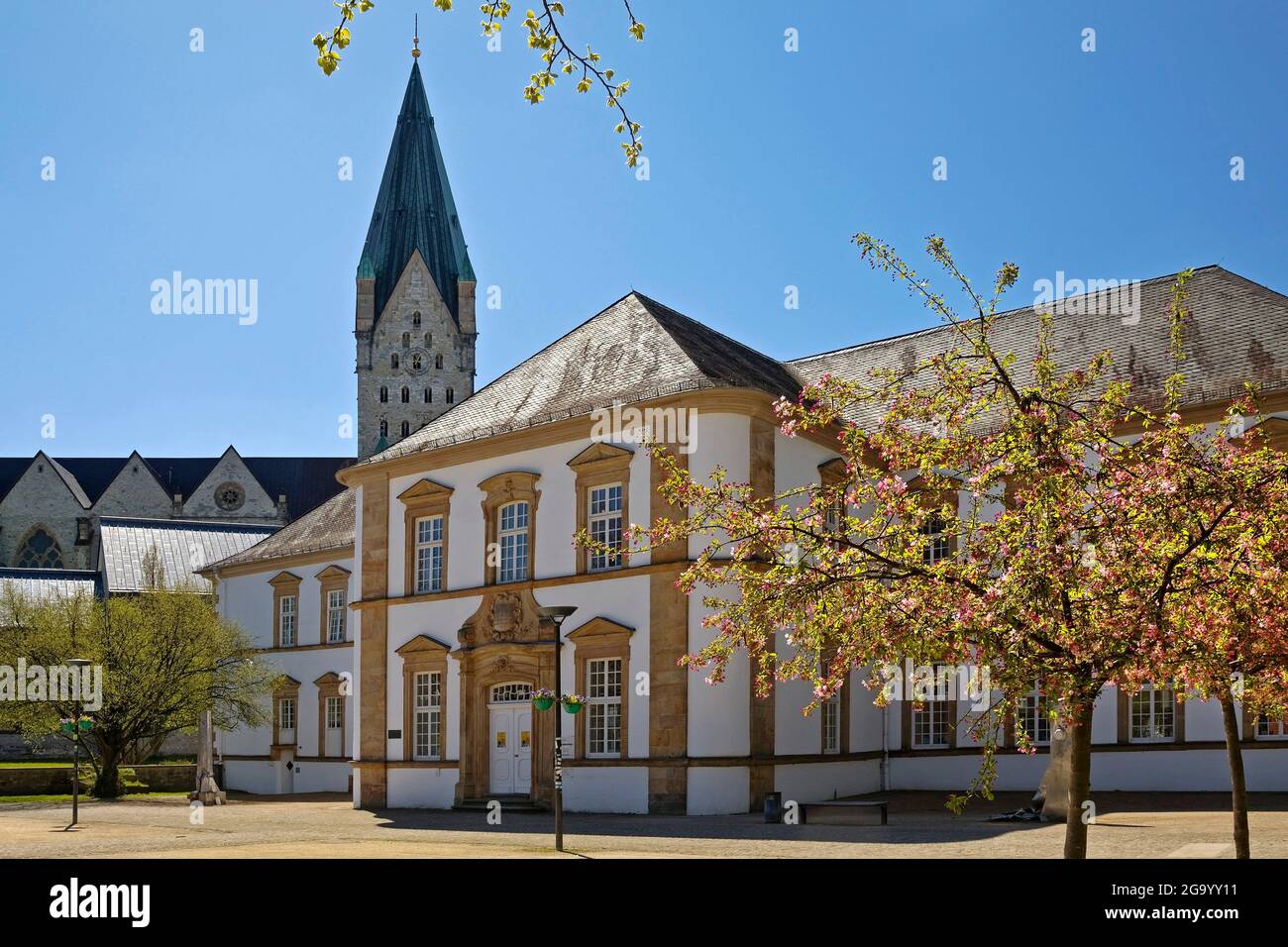 Ancienne déanerie de la cathédrale, aujourd'hui bibliothèque locale et cathédrale Paderborn, Allemagne, Rhénanie-du-Nord-Westphalie, Westphalie orientale, Paderborn Banque D'Images