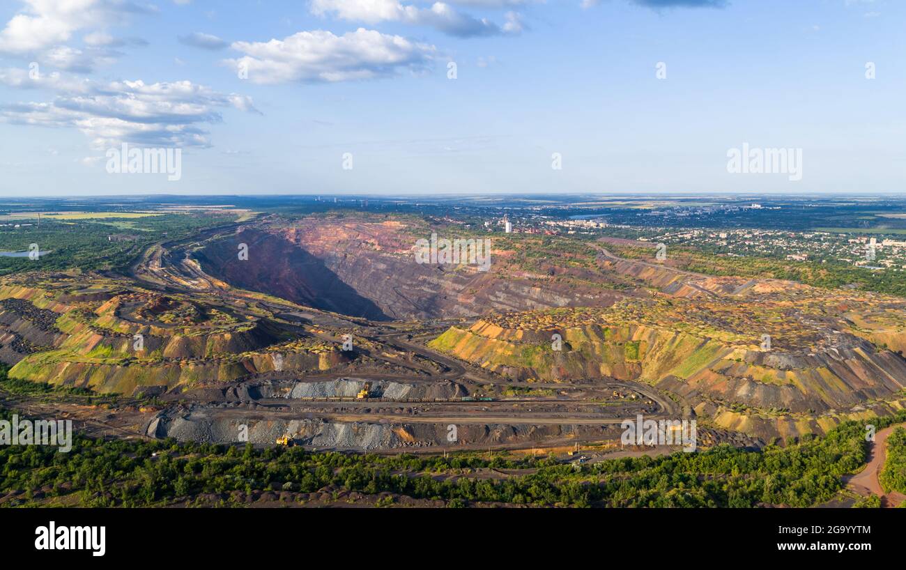 Les tombereaux et les machines travaillent dans la vue aérienne de la mine de carrière Banque D'Images