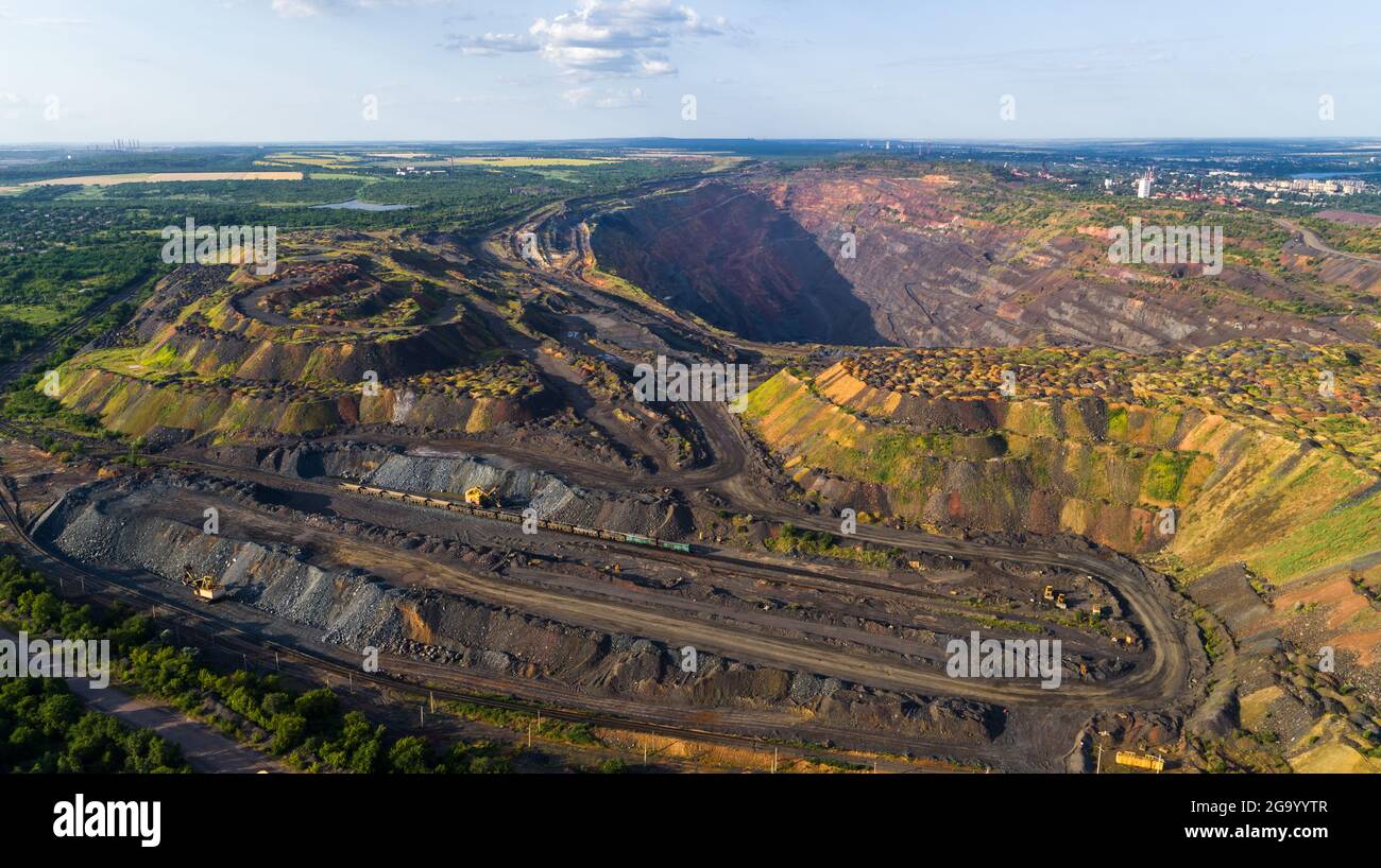 Mine de charbon ouverte vue aérienne noire Banque D'Images