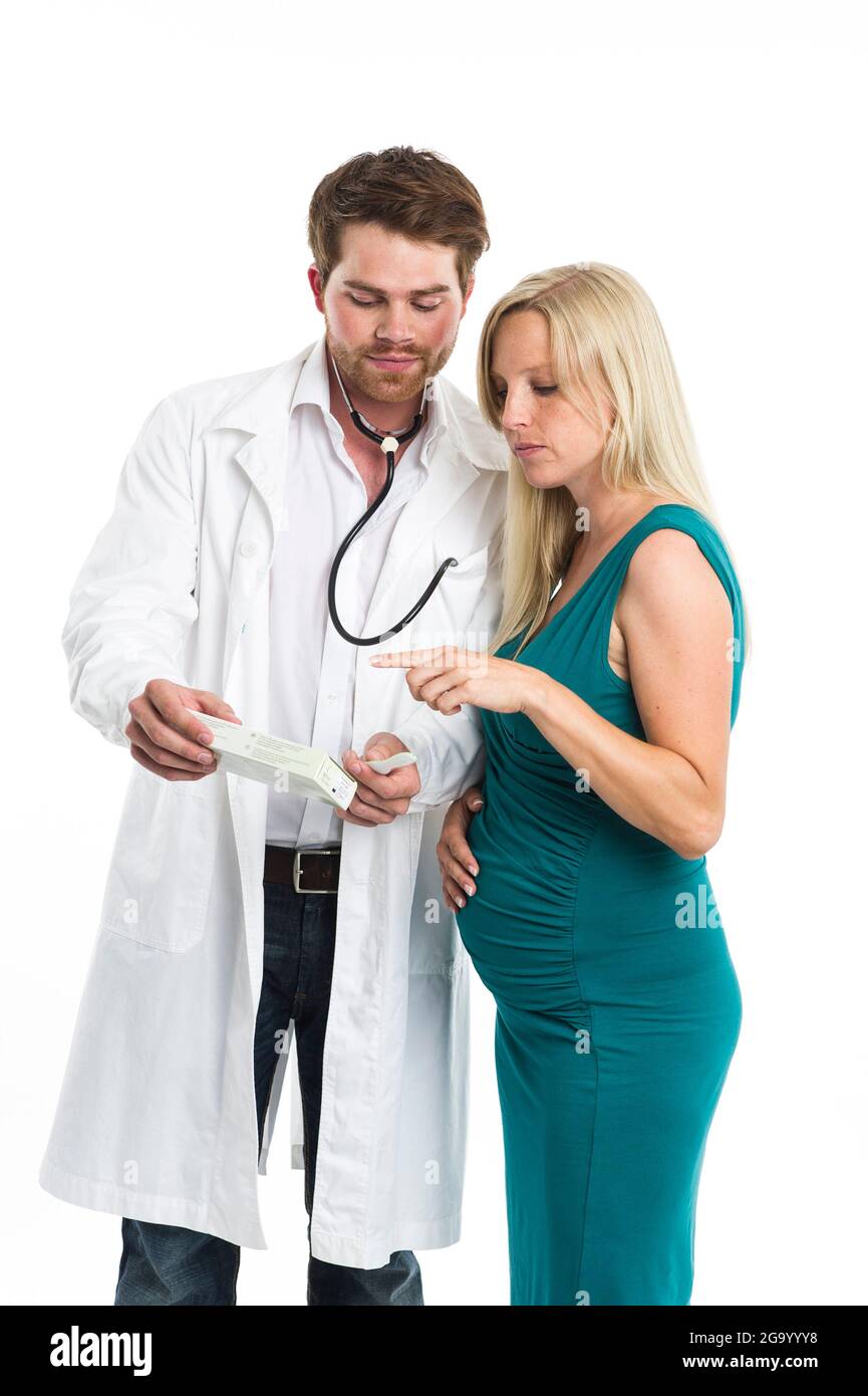 Médecin parlant à une femme enceinte , Allemagne Banque D'Images