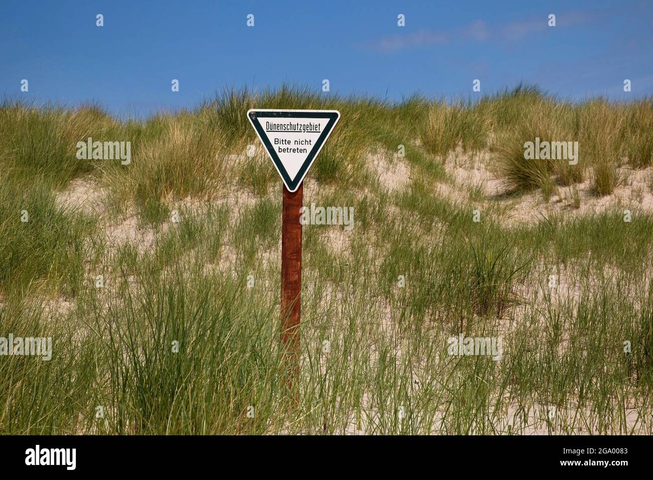 Paysage de dune avec panneau de protection de dune 'ne pas entrer', Duene Island, Allemagne, Schleswig-Holstein, Heligoland Banque D'Images