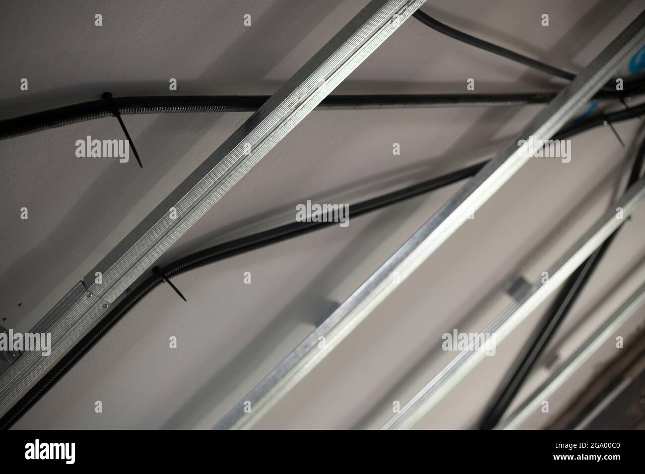 rails en plaques de plâtre placés au plafond Banque D'Images