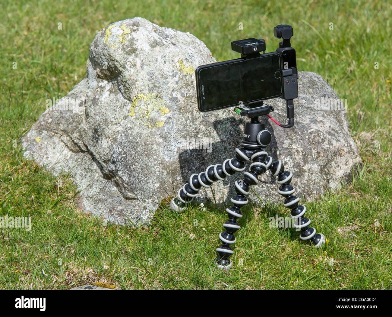 Configuration de la caméra d'enregistrement. Pocket osmo caméra vidéo, Rode sans fil Go, connecté à l'iphone, sur un Jaby Gorillapod. Banque D'Images