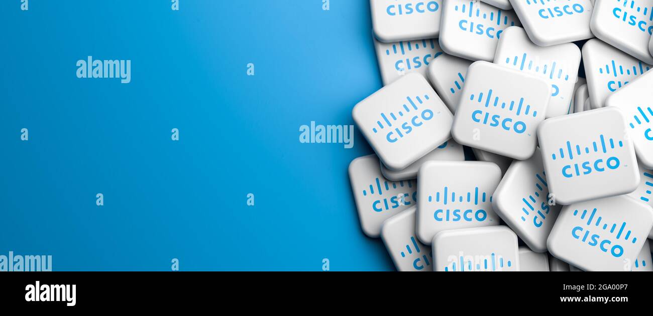 Logos de la société de technologie Cisco sur un tas sur une table. Copier l'espace. Format de bannière Web. Banque D'Images