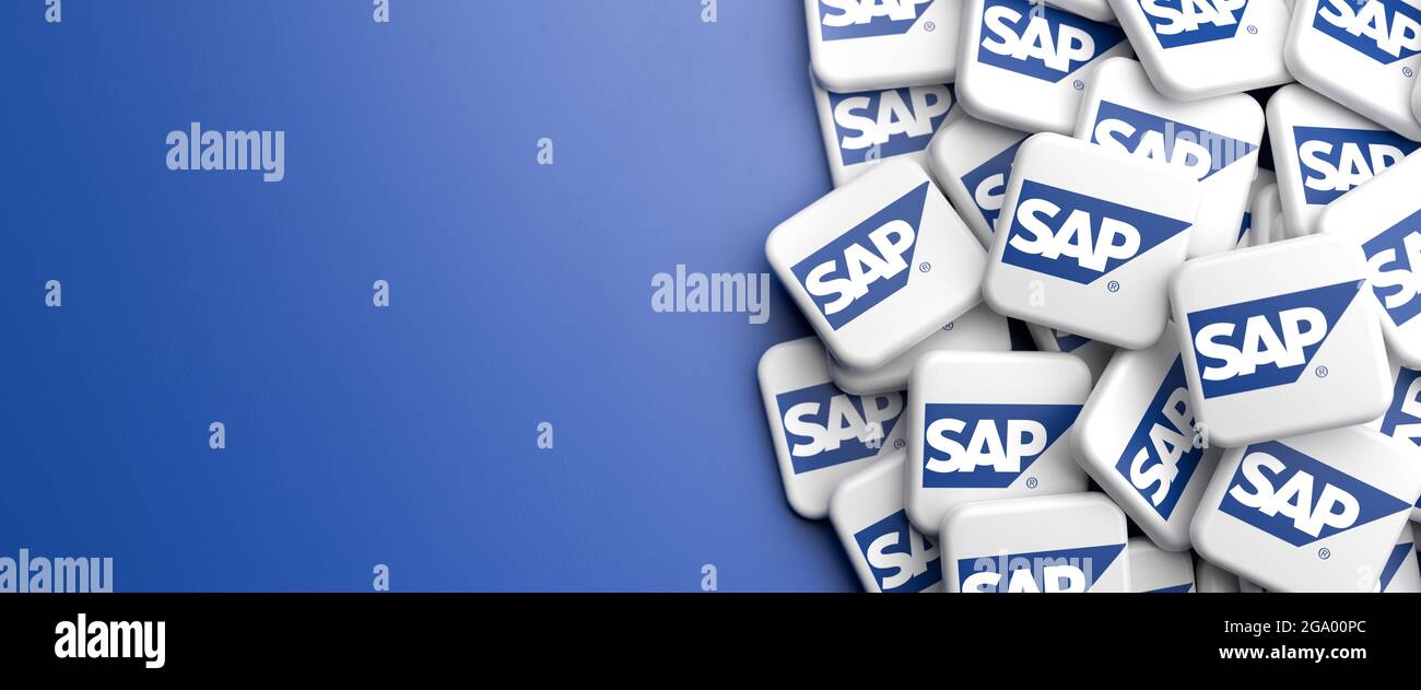 Logos de la société de technologie SAP sur un tas sur une table. Copier l'espace. Format de bannière Web. Banque D'Images