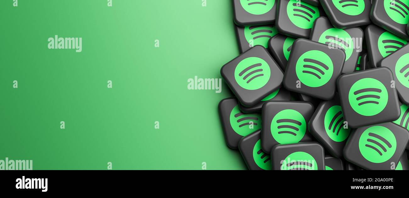 Logos de la société de diffusion de musique et de podcast Spotify sur un tas sur une table. Copier l'espace. Format de bannière Web. Banque D'Images