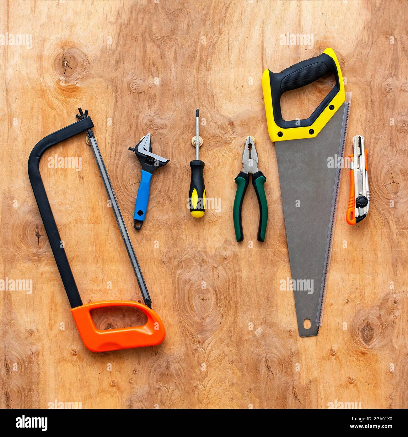 outils de menuiserie à la main sur un mur en contreplaqué Banque D'Images