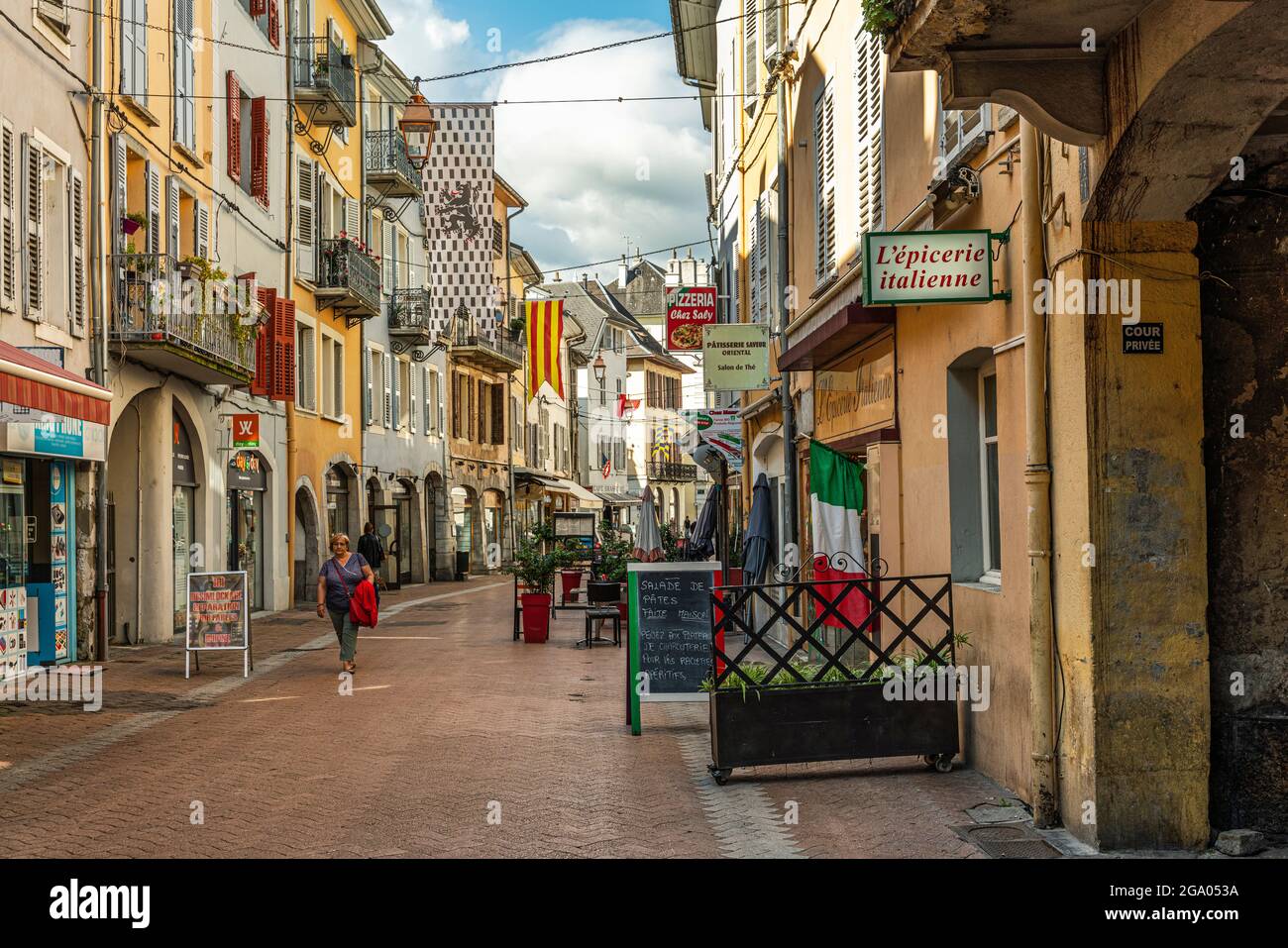 Dans le centre de l'ancienne ville de Chambèry, avec ses maisons colorées et ses activités touristiques, il y a la rue dédiée aux Italiens. France Banque D'Images