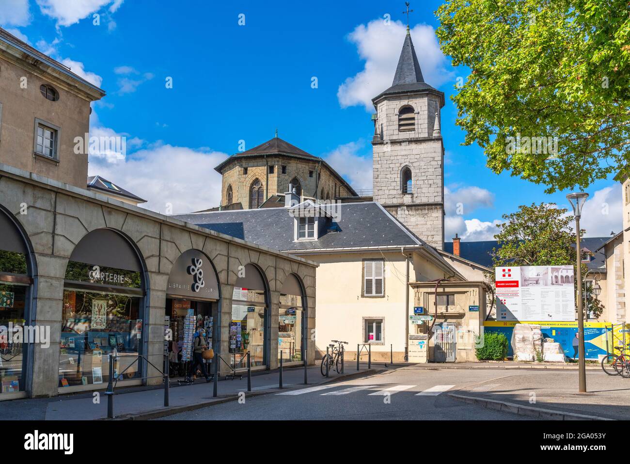 Vue de l'arrière avec clocher de la cathédrale de Chambèry dédiée à Saint François de Sales. Chambéry, région Auvergne-Rhône-Alpes, France Banque D'Images Vue de l'arrière avec clocher de la cathédrale de Chambèry dédiée à Saint François de Sales. Chambéry, région Auvergne-Rhône-Alpes, France Banque D'Images