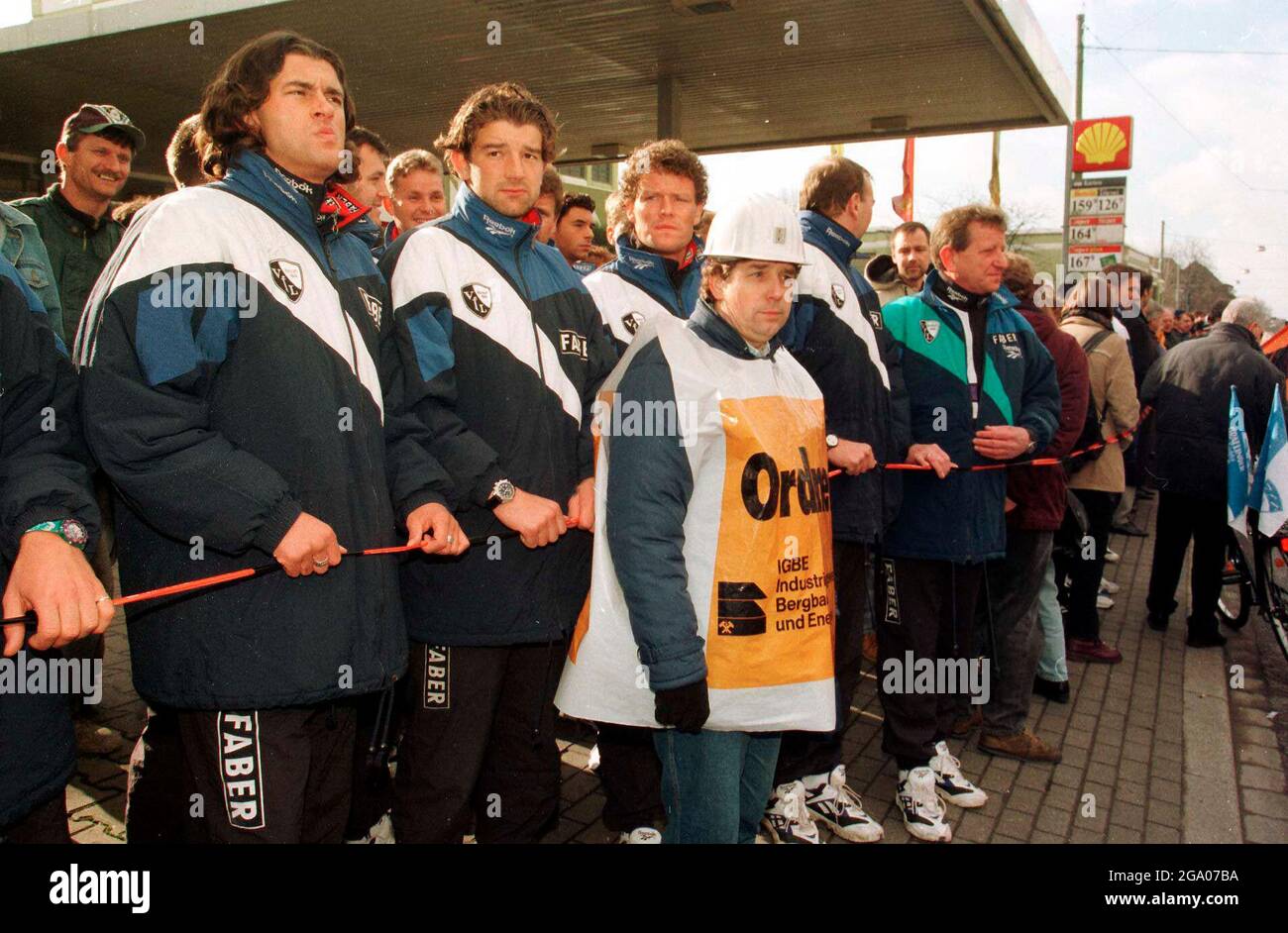 Bochum, Allemagne. 04e juillet 2021. Firo, 02/14/1997 SP/FIRO140297 Fuvuball bande de solidarité pour l'industrie minière. Fuvuball, football, 1ère Bundesliga, saison 1996/1997, archive photo, VFL Bochum de gauche à droite: Thomas Stickroth, Mathias Jack et goalsten Kracht démonstration contre la fermeture des collieries exploitation minière, charbon, Ruhr zone démo, bande de solidarité à travers la région de Ruhr contre la fermeture de la collierie crédit: dpa/Alay Live News Banque D'Images