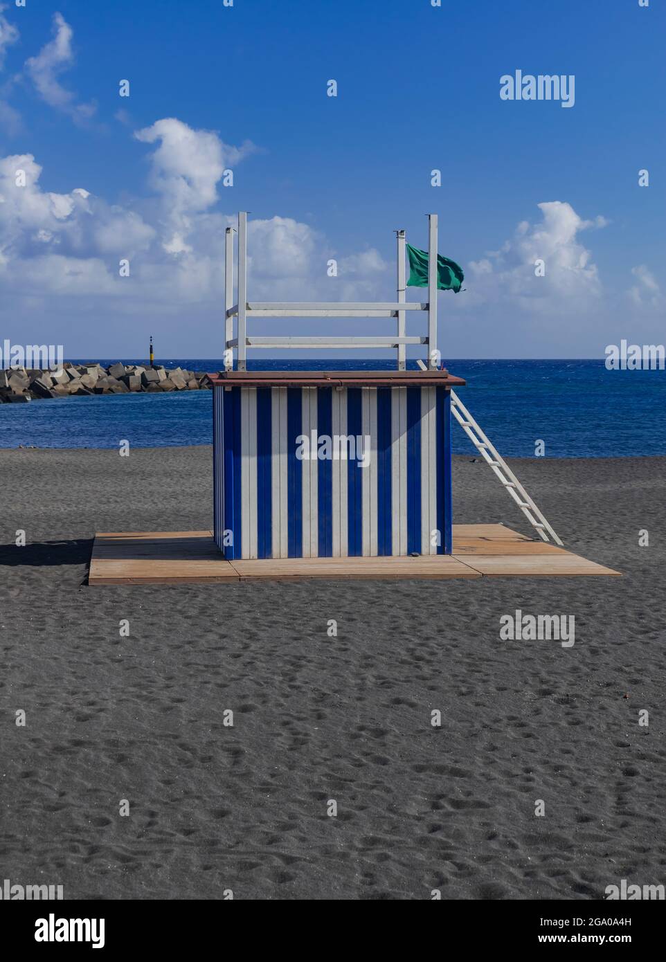 Lifeguard watchtower avec drapeau vert, Santa Cruz de la Palma plage de sable fin, avec fond de l'océan Atlantique, La Palma, Canary Islands, Spain Banque D'Images