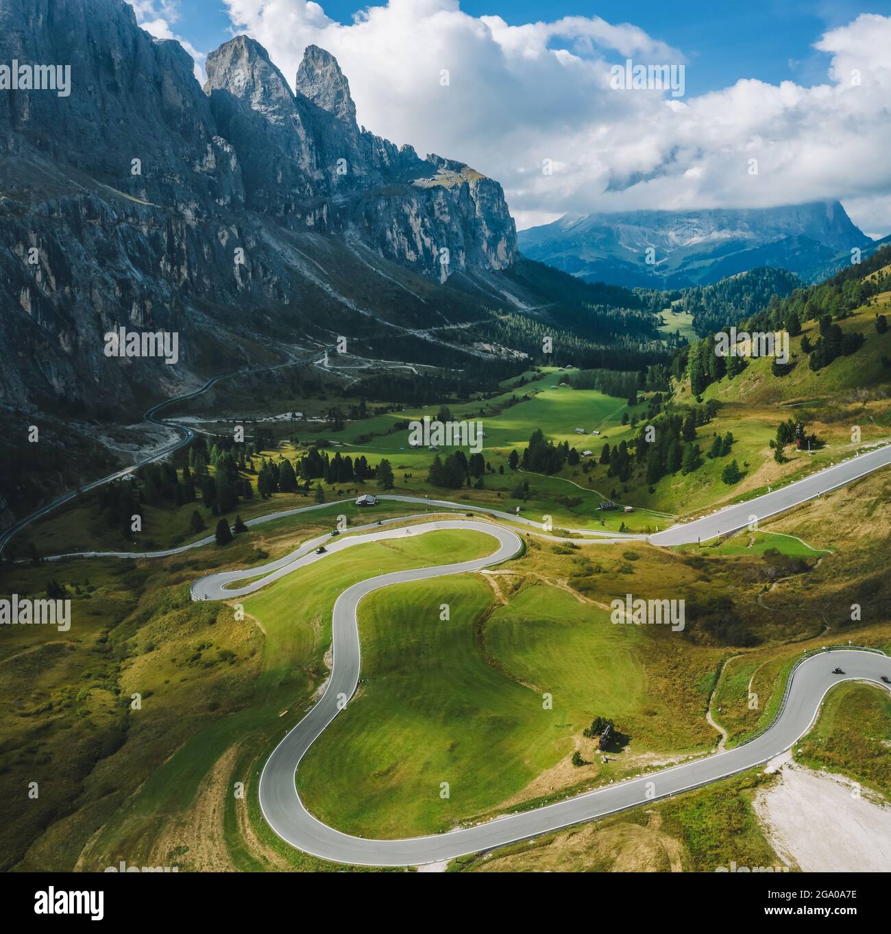 Vue aérienne de la roud serpentine des montagnes du groupe passo Gardena et Sella dans les Dolomites, Tyrol du Sud, Italie, Europe Banque D'Images