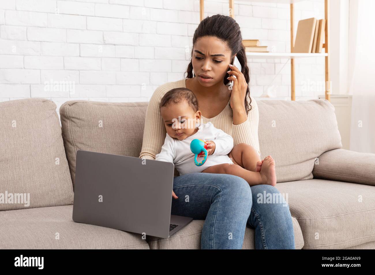 La Mere Est Au Service De Bebe Et Parle Au Telephone A L Aide D Un Ordinateur Portable En Interieur Photo Stock Alamy