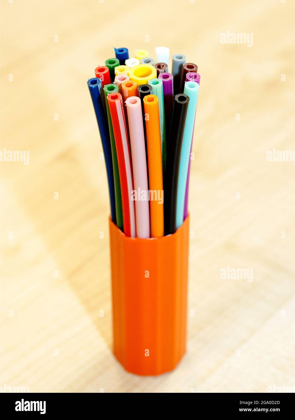 Vue latérale d'un câble à fibre optique avec les lignes individuelles intégrées dans de nombreuses couleurs différentes - Seitenansicht eines Glasfaserkabels - large bande Banque D'Images