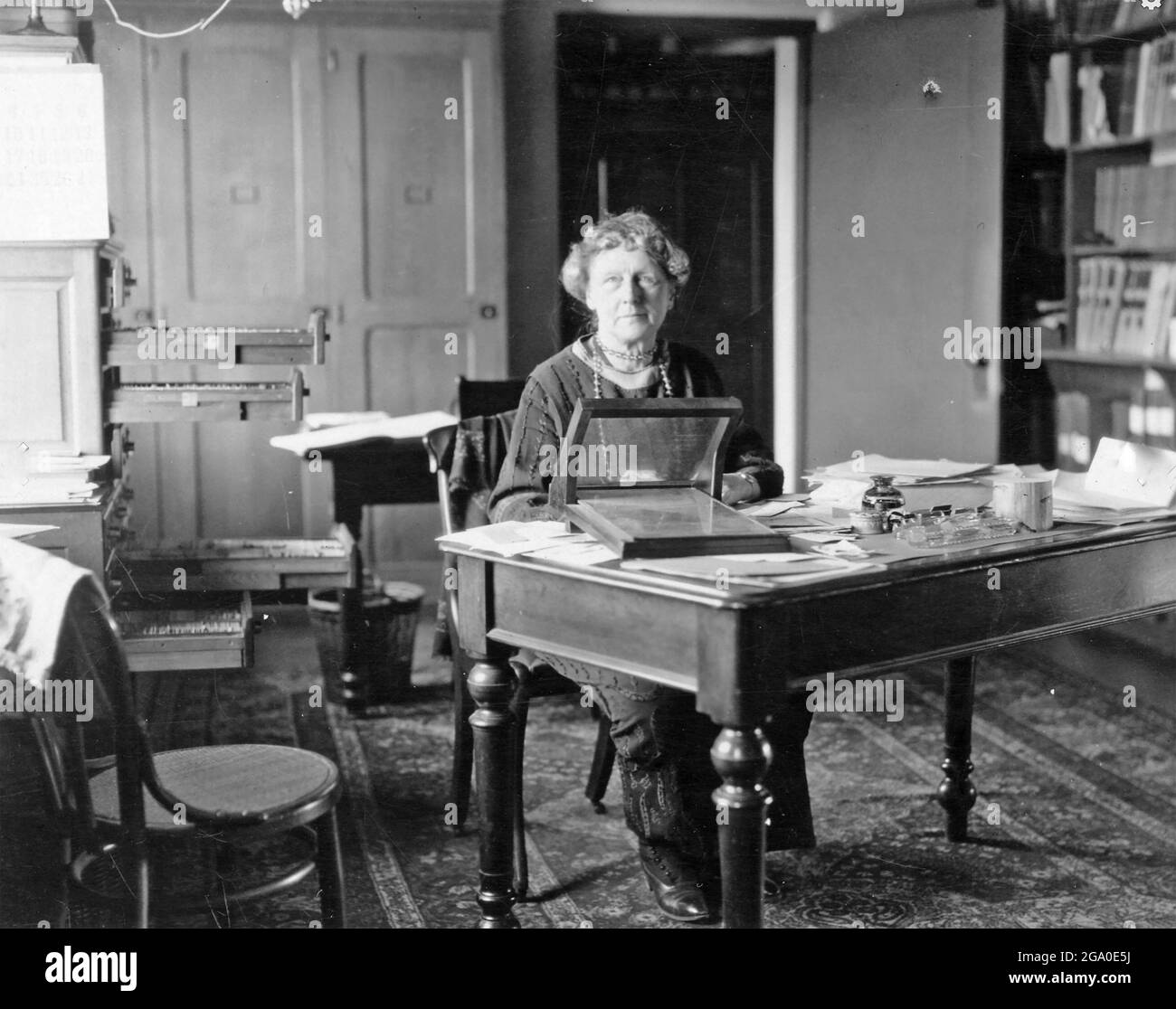 ANNIE JUMP CANNON (1863-1941) astronome américain à son bureau de l'Observatoire de Harvard vers 1920. Banque D'Images