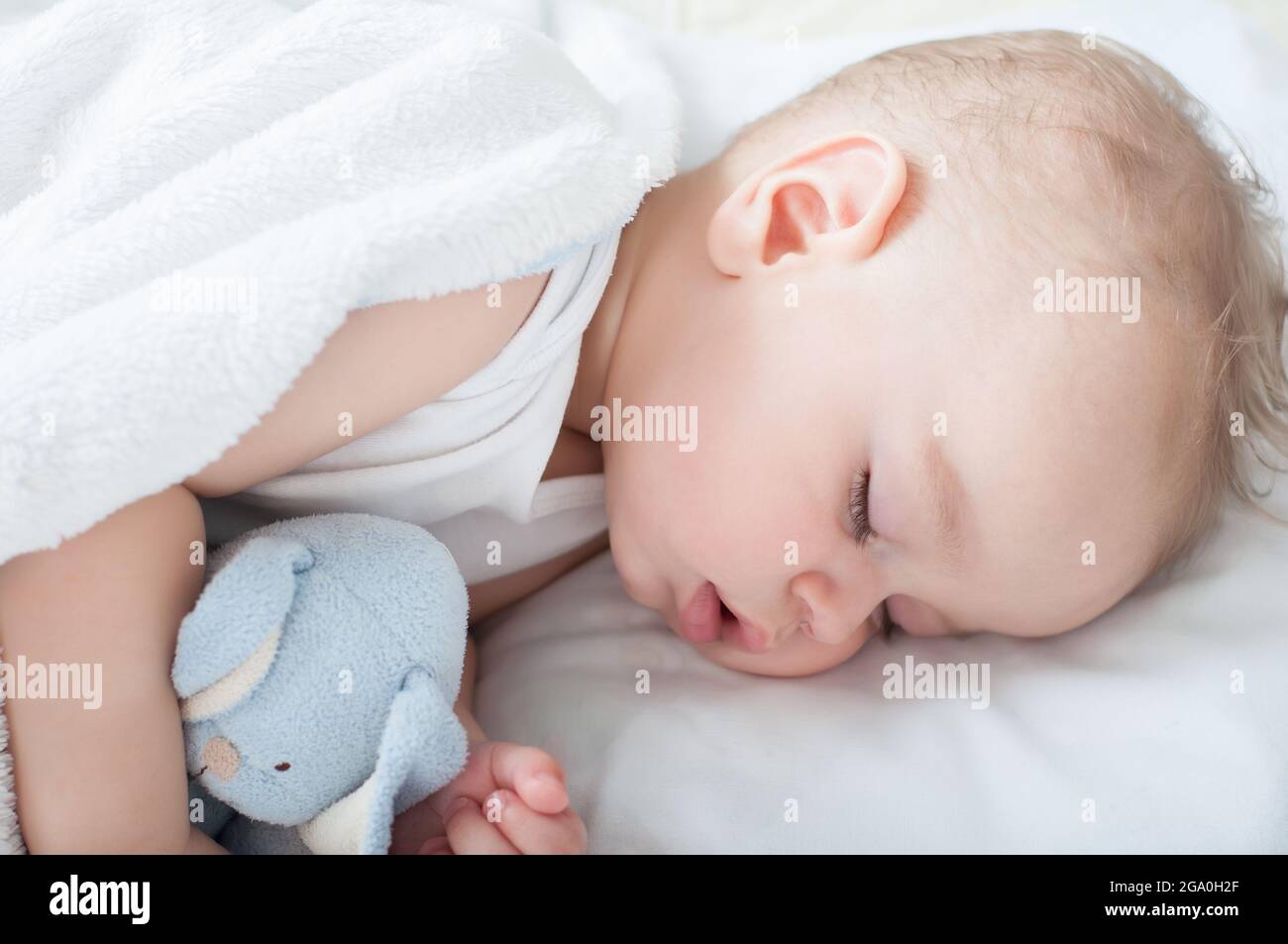 Beau Bebe Garcon Allonge Dans Son Lit Et Dormant Gros Plan Photo Stock Alamy