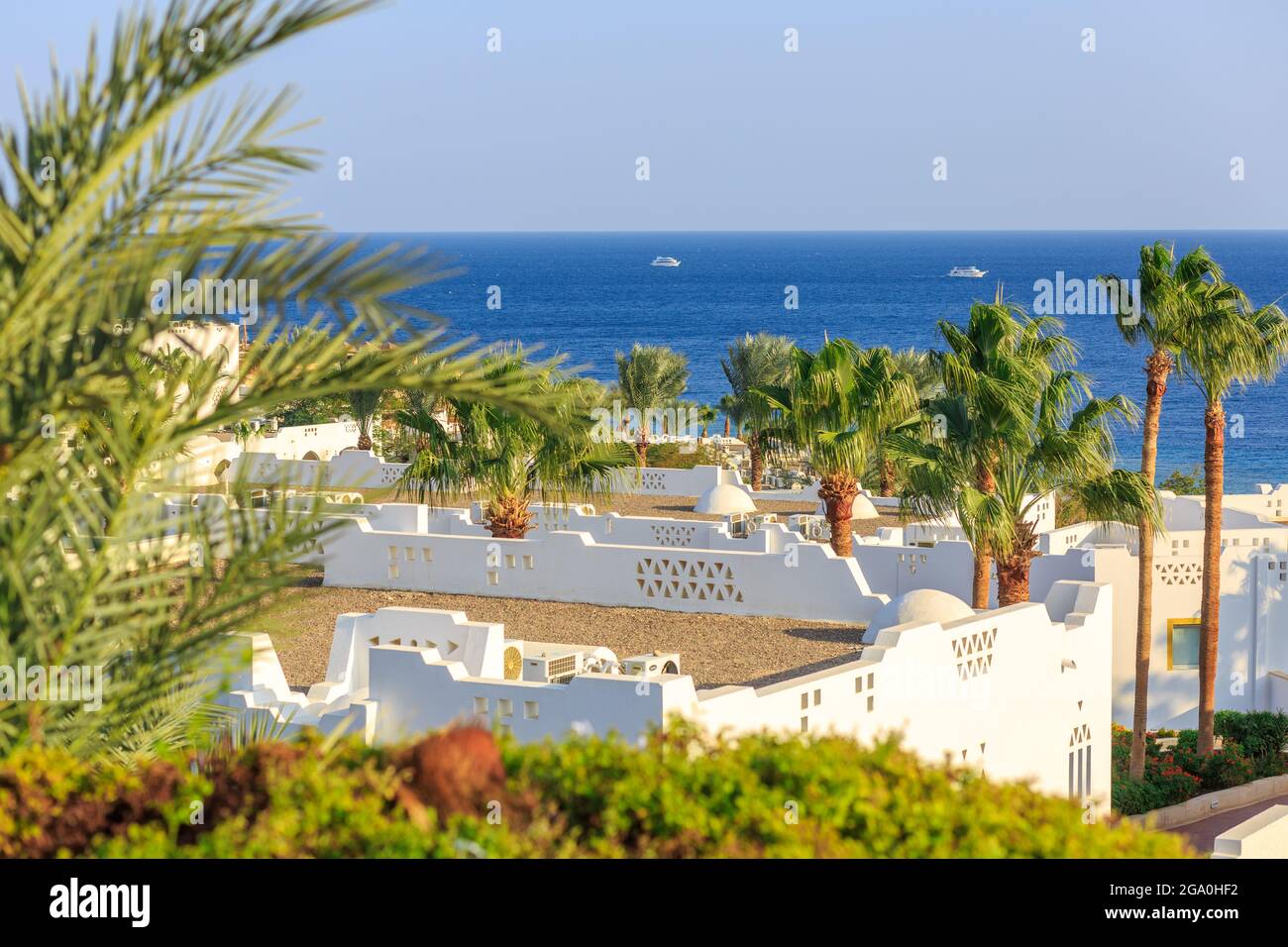 Panorama de la ville blanche et de la mer bleue dans un hôtel de luxe tropical, Egypte. Banque D'Images