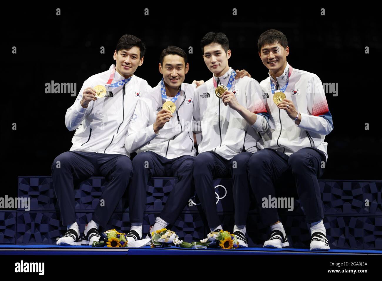 Chiba, Japon. 28 juillet 2021. Escrime : Jeux Olympiques, équipe Sabre, hommes, finale, Corée du Sud - Italie au Makuhari Messe Hall B. Gu Bongil (l-r), Kim Junghwan, Kim Junho et Oh Sanguk de Corée du Sud présentent leurs médailles d'or. Credit: Oliver Weiken/dpa/Alay Live News Banque D'Images