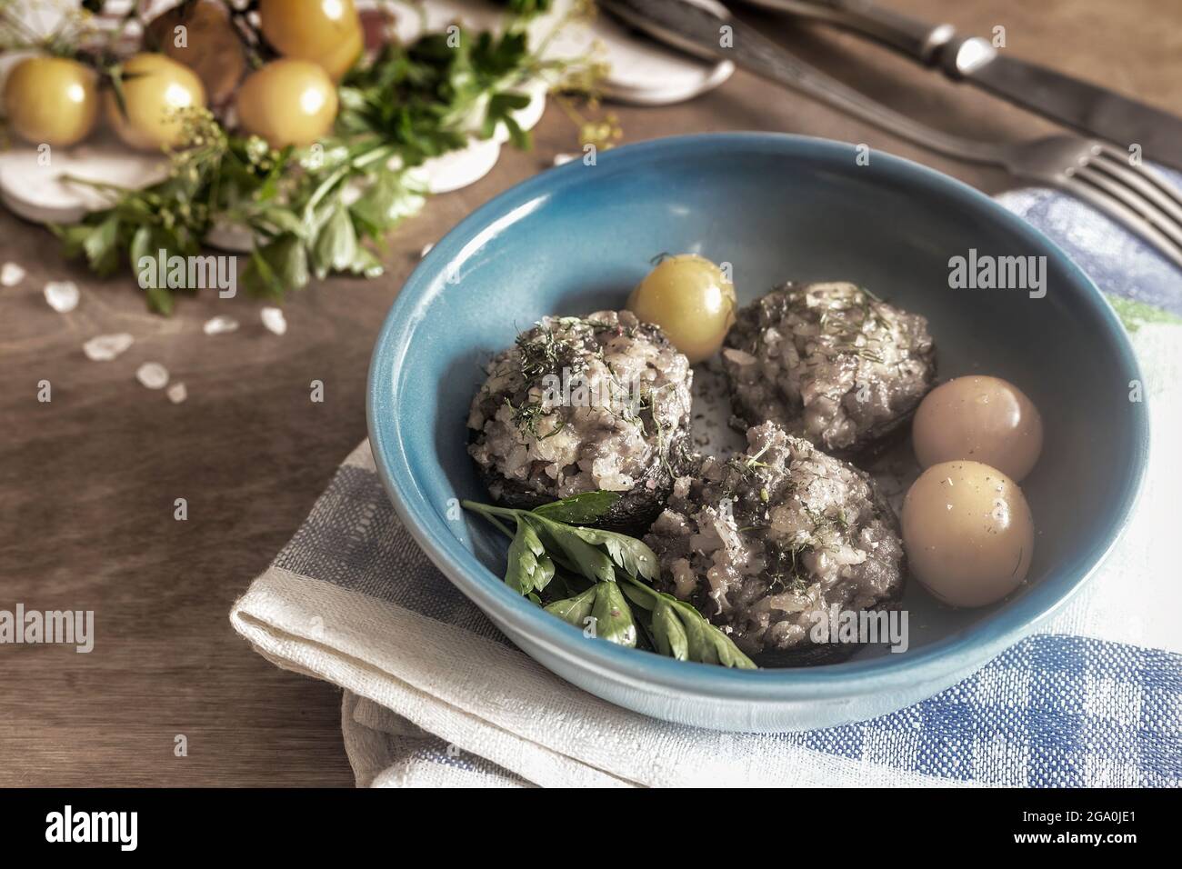 Champignons farcis à la viande hachée et au riz Banque D'Images