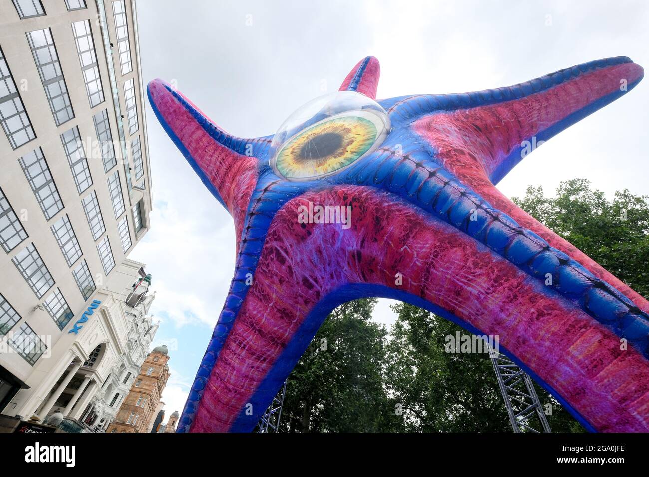 Leicester Square, Londres, Royaume-Uni. 28 juillet 2021. Une statue géante de Starro installée à Leicester Square pour l'ouverture de l'escouade de suicide. Crédit : Matthew Chattle/Alay Live News Banque D'Images
