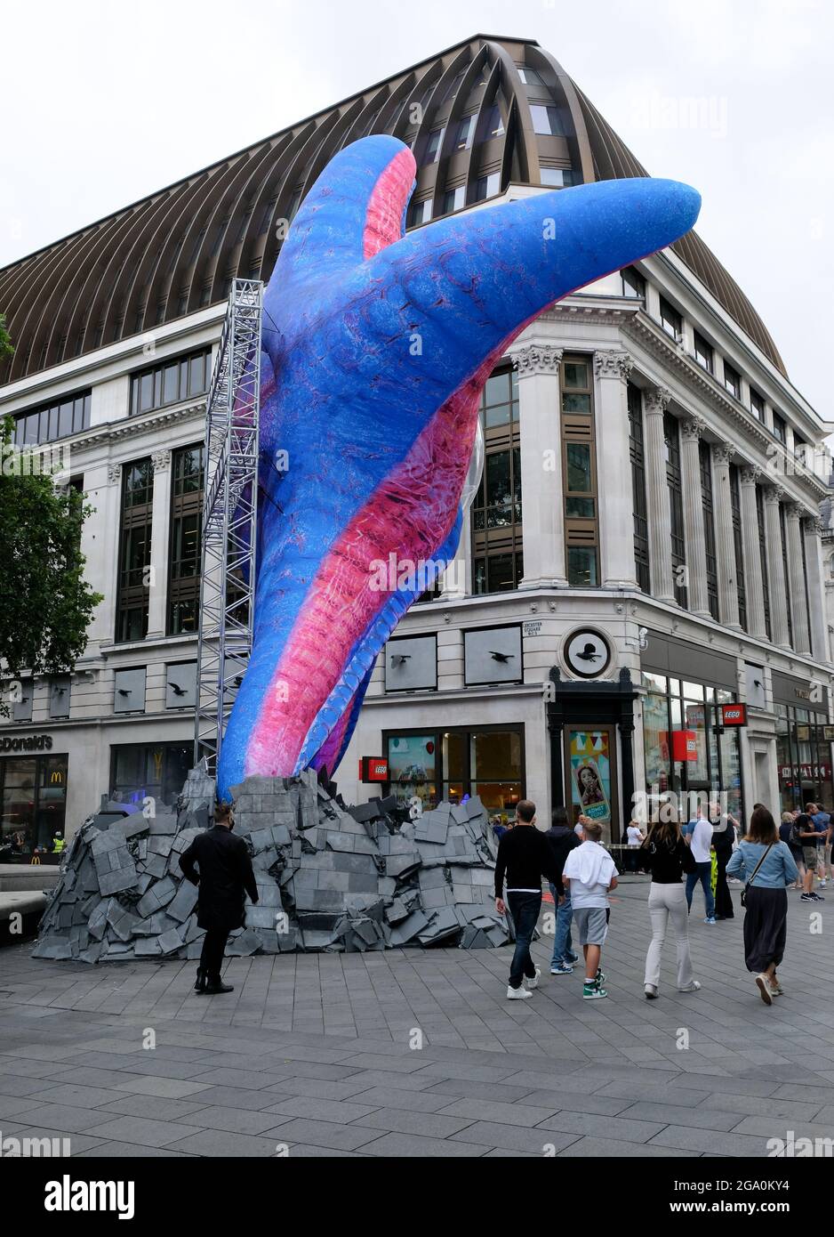 Leicester Square, Londres, Royaume-Uni. 28 juillet 2021. Une statue géante de Starro installée à Leicester Square pour l'ouverture de l'escouade de suicide. Crédit : Matthew Chattle/Alay Live News Banque D'Images