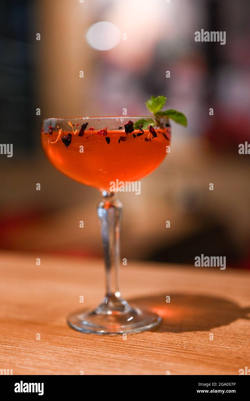 cocktail rouge alcoolisé classique dans un verre à cocktail sur un comptoir de bar Banque D'Images