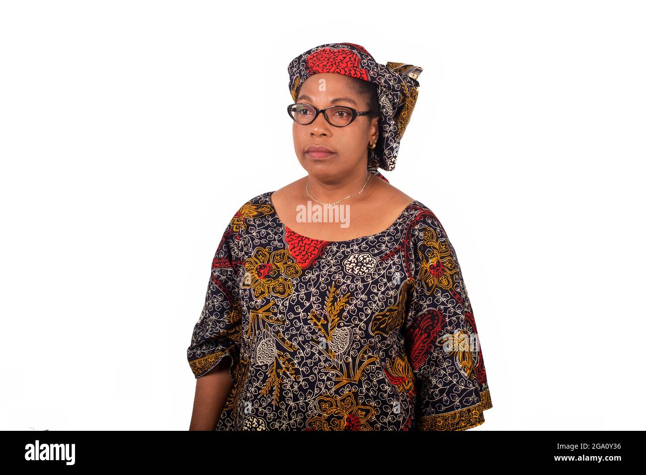 femme africaine mûre en toile de longe sur fond blanc. Banque D'Images