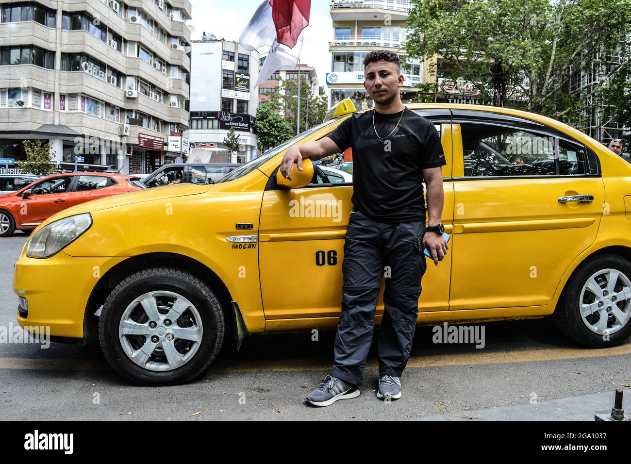 Un chauffeur de taxi pose une photo à côté de son taxi jaune dans le cadre de la pandémie du coronavirus (COVID-19) à Ankara, Turquie, le mardi 18 mai 2021. Le gouvernement turc impose un couvre-feu en semaine et mettra en place un verrouillage complet le week-end jusqu'à la fin de ce mois dans le cadre de la nouvelle période de « normalisation progressive ». La période de normalisation progressive a commencé après dix-sept jours de confinement à l'échelle nationale. (Photo d'Altan Gocher/GochreImagery/Sipa USA) Banque D'Images