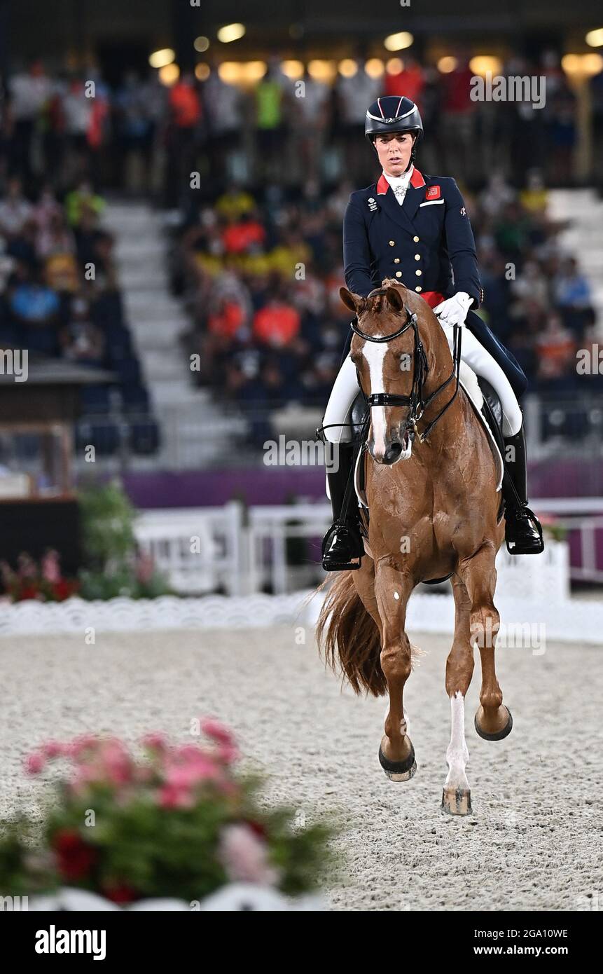 Tokyo, Japon. 28 juillet 2021. Charlotte Dujardin, de Grande-Bretagne, participe au grand prix freestyle individuel de dressage équestre aux Jeux Olympiques de Tokyo en 2020 à Tokyo, au Japon, le 28 juillet 2021. Credit: Zhu Zheng/Xinhua/Alamy Live News Banque D'Images